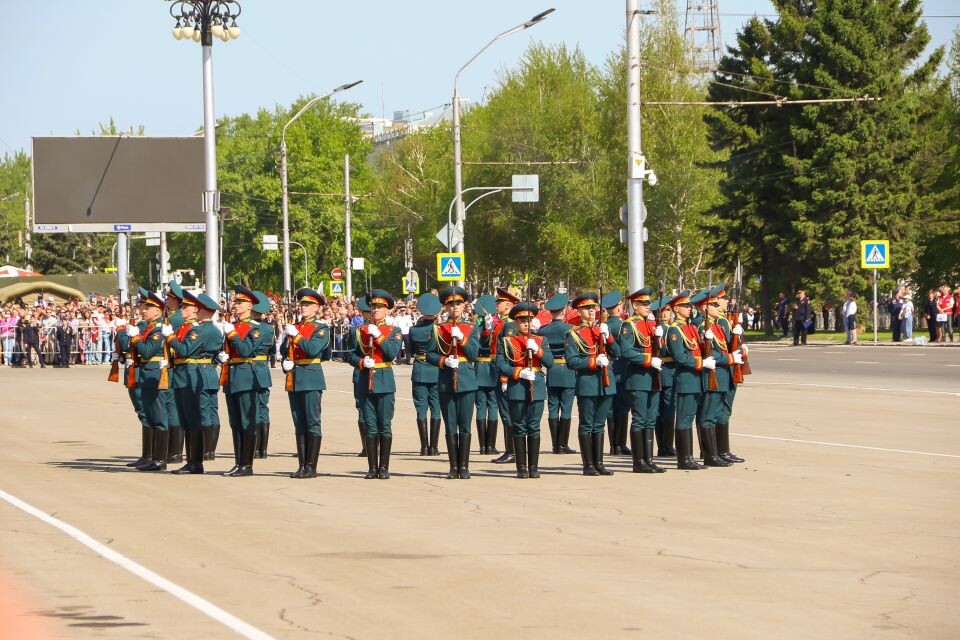    Парад по случаю 80-летия Великой Победы в Барнауле. Источник: Виталий Барабаш/"Толк"