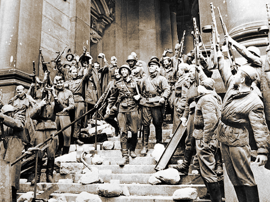 Бойцы красной армии празднуют Победу на ступенях Рейхстага. Берлин. 1945 год