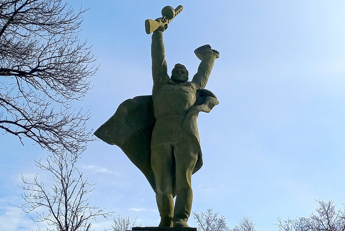 Памятник воину-победителю в Великой Отечественной Войне в Шахтерске. ДНР