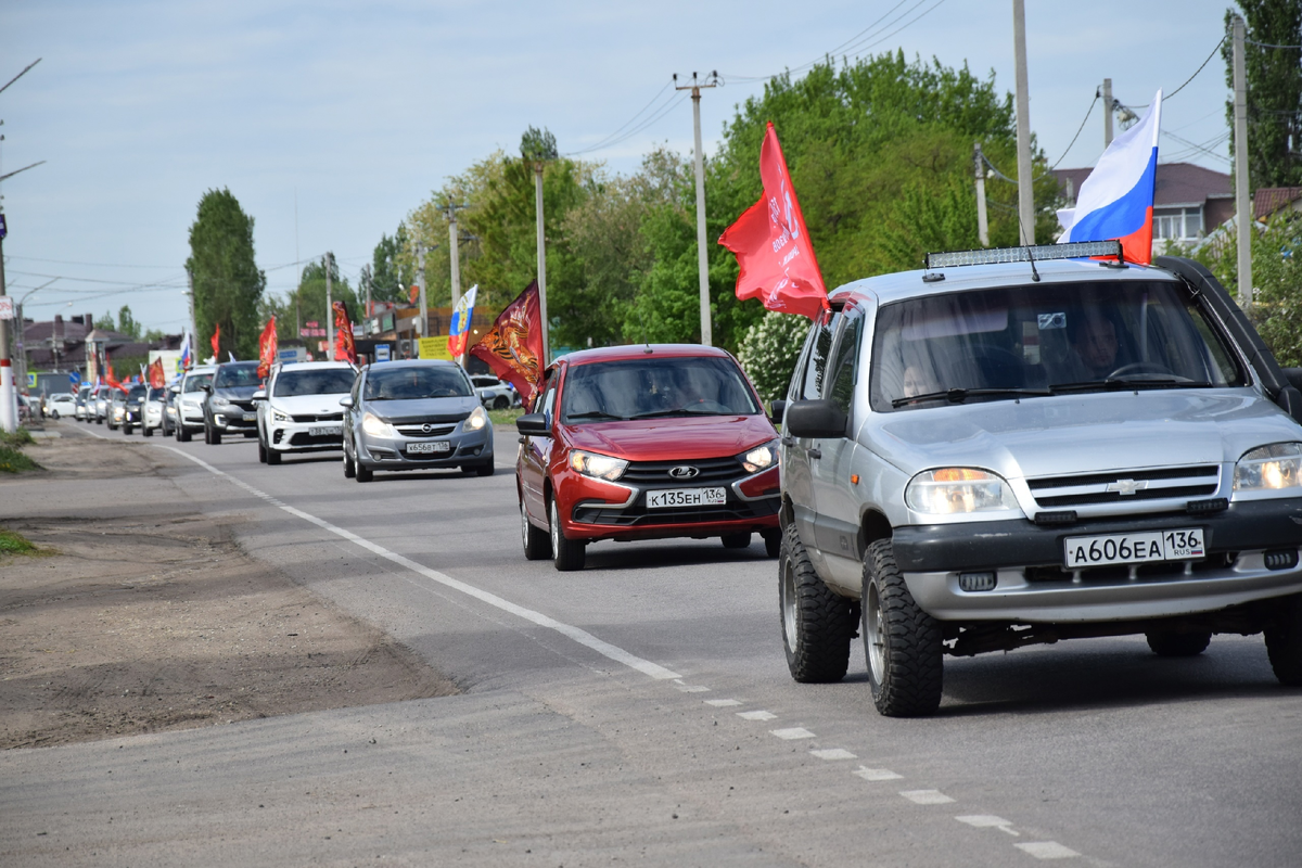 Это мы едем! Правда, нашу машину не видно