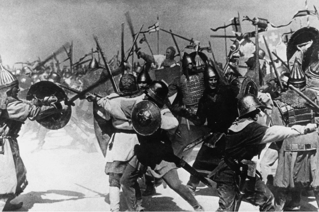 Кадр из фильма "Александр Невский" (1938 г.). Часто думаю, насколько же страшно было вот так рубиться острыми предметами, понимая, что вряд ли выйдешь из мясорубки непокалеченным или хотя просто живым