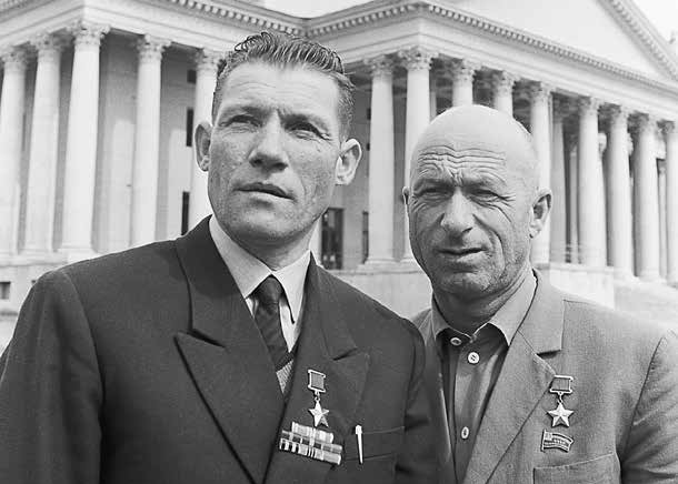    Герои Советского Союза Михаил Егоров (слева) и Мелитон Кантария в 1965 году. Фото: ТАСС