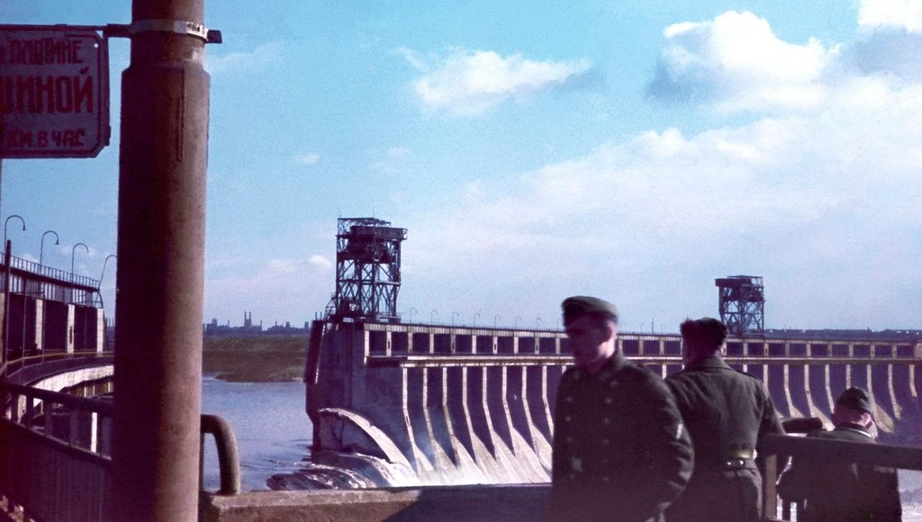    Фото: разрушенная Днепропетровская ГЭС