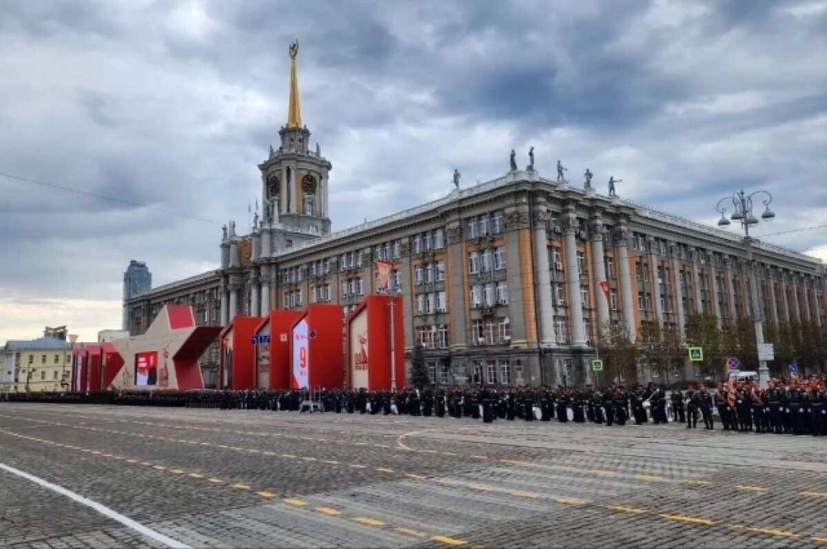    На параде в Екатеринбурге впервые проехала новая техника