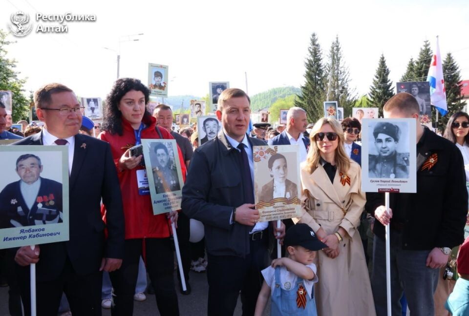    Андрей Турчак с семьей в колонне "Бессмертного полка". Источник: пресс-служба правительства Республики Алтай