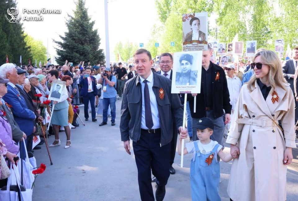    Андрей Турчак с семьей в колонне "Бессмертного полка". Источник: пресс-служба правительства Республики Алтай