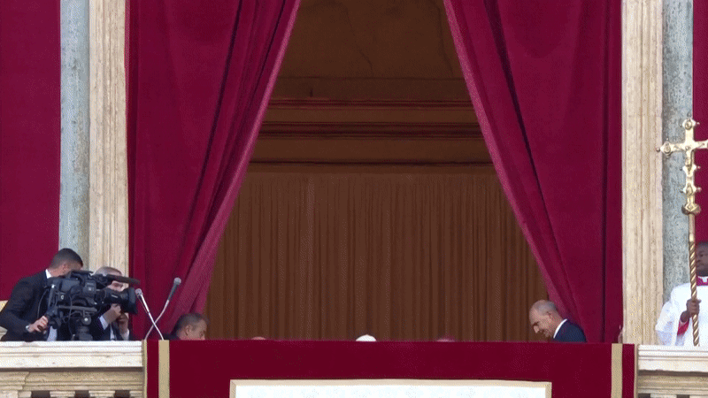    Новый папа римский вышел к многотысячной толпе верующий. Источник: Vatican Media