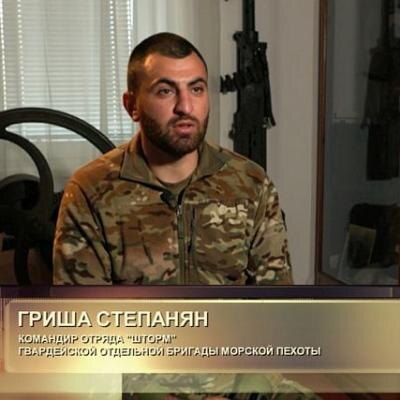 ГРИША СТЕПАНЯН – ОДИН ИЗ ГЕРОЕВ СОБЫТИЙ ВЕСНЫ 2023 ГОДА, когда шли ожесточенные бои за днепровские острова в районе Херсона. Именно тогда со Степаняном случился казус: во время резкого маневра, когда катер уклонялся от атаки вражеского дрона, гвардии майор выпал за борт. Гриша притворился мертвым, дрон, понаблюдав за ним некоторое время, улетел. Но было ясно: скоро вэсэушники прибудут, чтобы обыскать тело. Так и вышло: Степанян услышал гул лодочного мотора. Затаился в камышах – защищаться было нечем, автомат остался в катере. Враги подплывали все ближе, вглядываясь в камыши… И тут раздались взрывы – это сработали «сюрпризы», заранее заготовленные российским майором…