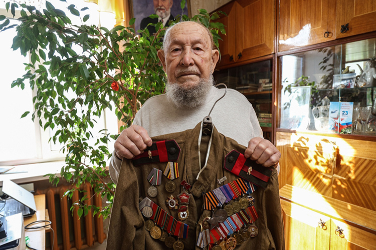    Ветеран Александр Малов был мобилизован в 1943 году, воевал механиком-водителем, дошел до Вены, Праги и Берлина и удостоился ордена Отечественной войны I степени.   
Фото: Андрей Титов