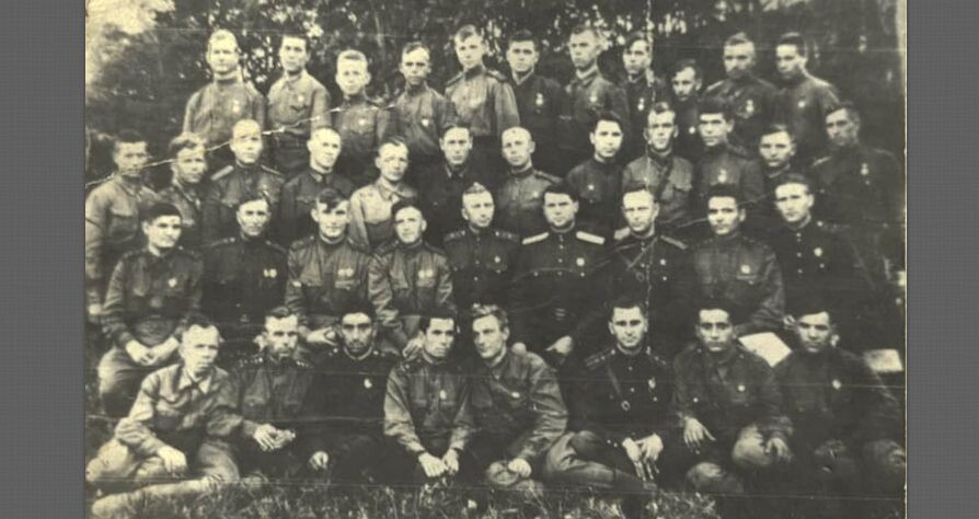 Лётчик Мурат Оздоев с однополчанами