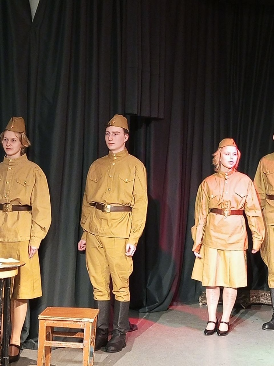 Это мой сынуля в военном спектакле. Он в театральной студии занимается нынче. ИИ почему-то в окружении девушек)))