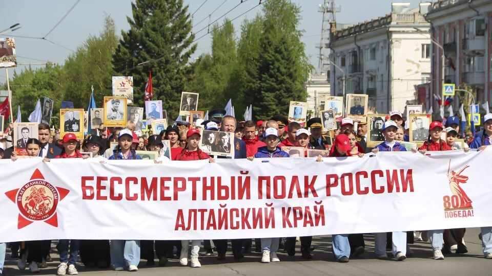    Шествие "Бессмертного полка" в Барнауле. Источник: Виталий Барабаш/"Толк"