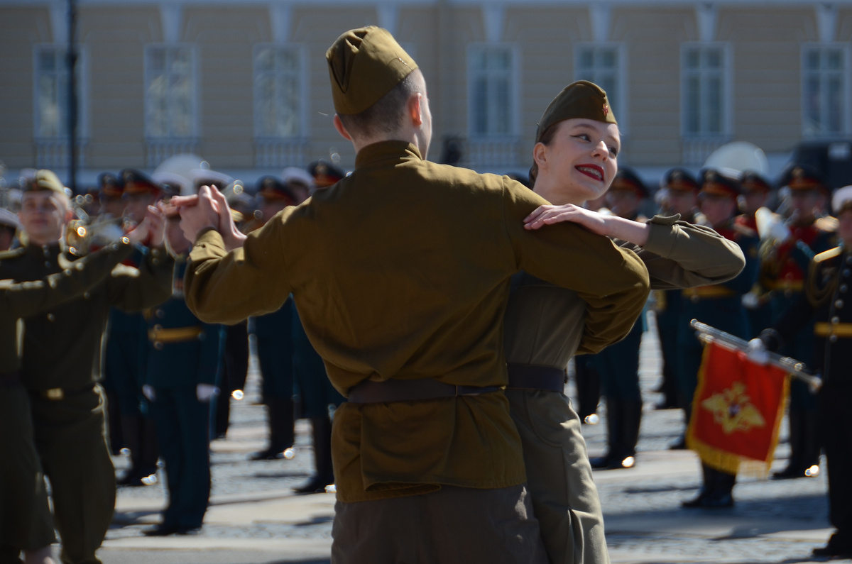 Васльс танцевали в военной форме.  Фото: Фото: ФедералПресс / Татьяна Буторина