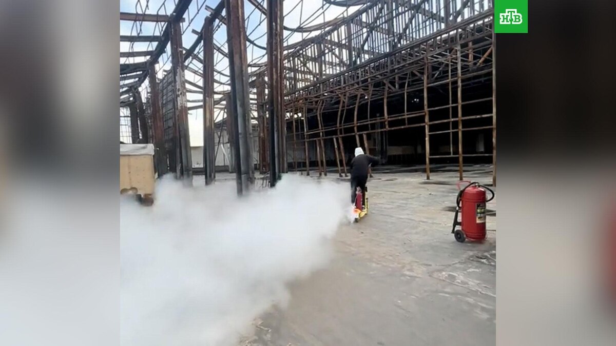    Подросток прокатился на самокате по сгоревшему «Крокусу»