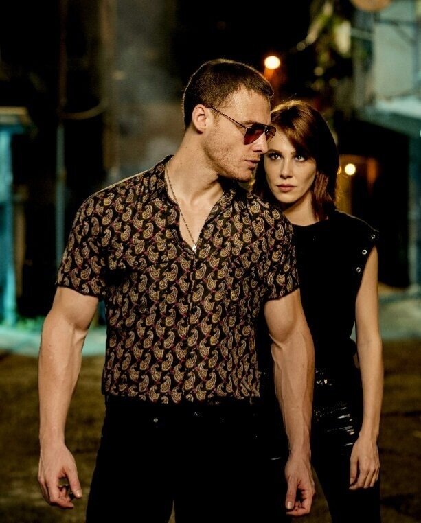 Главные персонажи: вампирчик Дмитрий (Керем Бюрсин), Миа (Эльчин Сангу) 