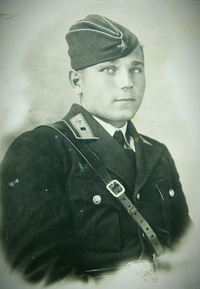 Мой дедушка Лопатников Владимир Петрович, в годы Великой Отечественной войны летчик истребитель.