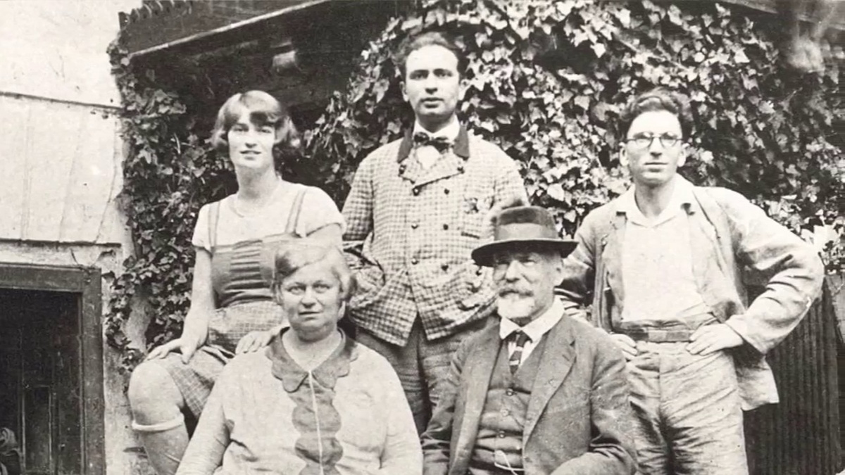 В 1941 году Франкл на протяжении долгих месяцев пытался получить американскую визу, чтобы бежать из нацистской Австрии, но, когда, наконец, получил её, понял, что не может бросить стариков-родителей, которых ждал концлагерь. На фото Франкл с родителями, братом и женой