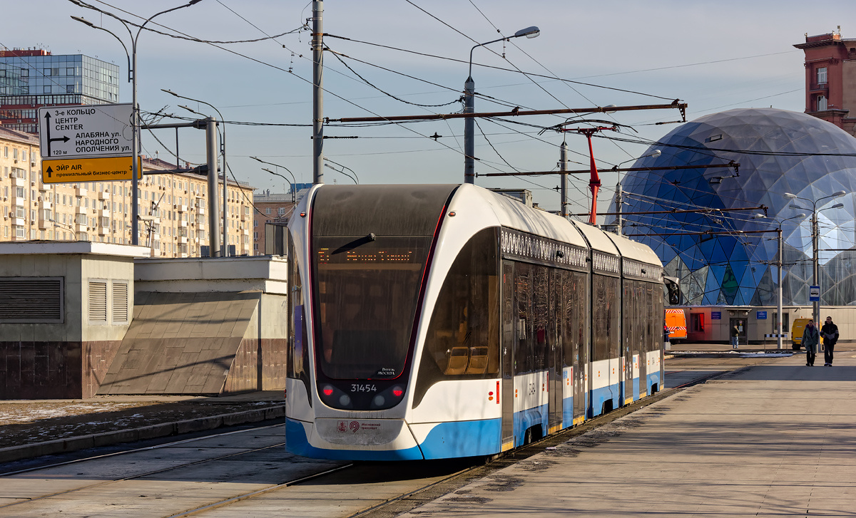 71-931М 31454 на 15 маршруте подъежает к кольцу "Метро "Сокол" 