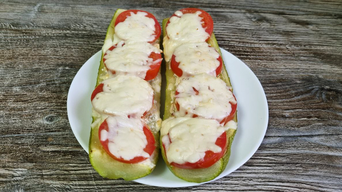 Лодочки из кабачков с фаршем и овощами