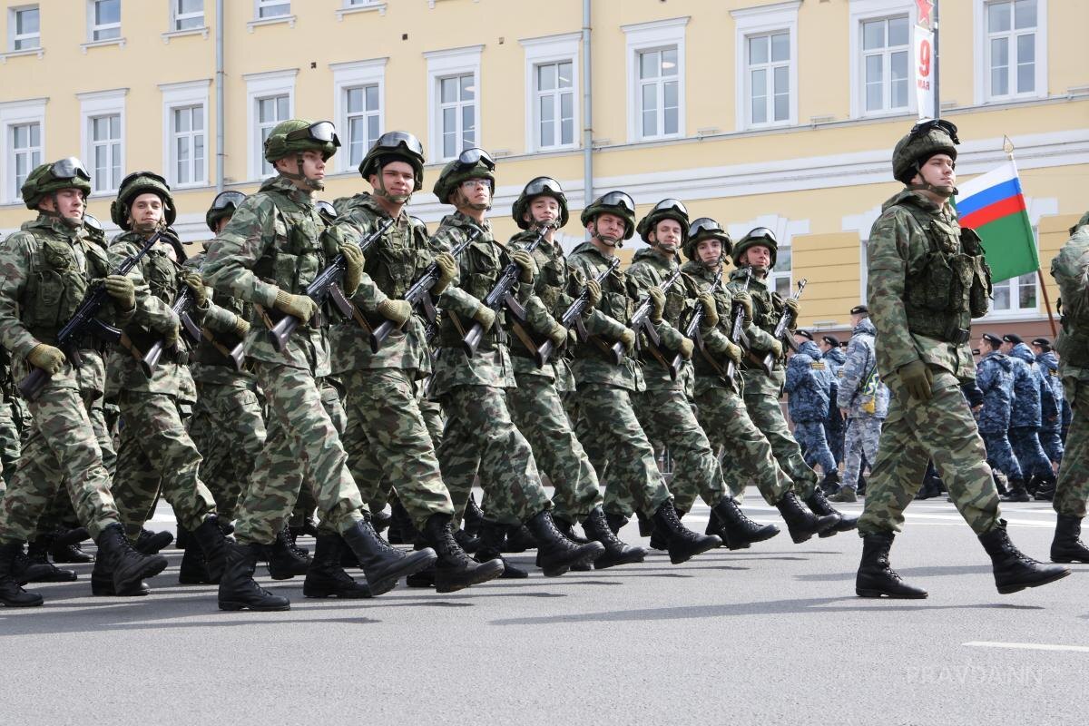    Военный парад проходит на площади Минина и Пожарского