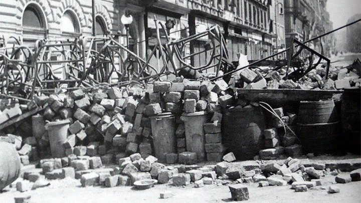    Баррикады на улицах восставшей Праги, 1945 год. Фото: Sledcom.ru