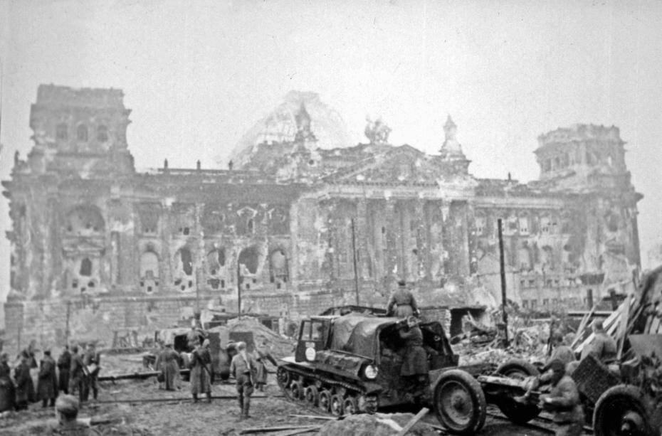    Yevgeny Khaldei /Voller Erst/dpa-Zentralbild/Global Look Press