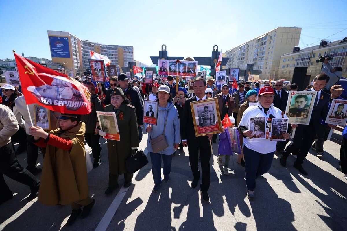    Глава Якутии Айсен Николаев прошёл в Бессмертном полку с портретом деда-фронтовика / Источник: Пресс-служба главы Республики Саха (Якутия) и правительства Республики Саха (Якутия)