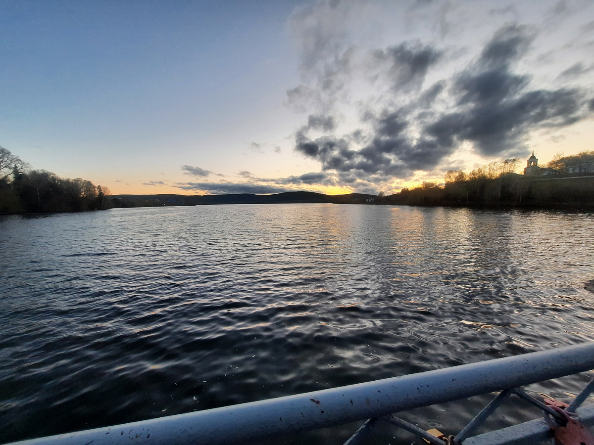 Фото на так себе телефон, но звонки с фотоаппарата-ещё хуже