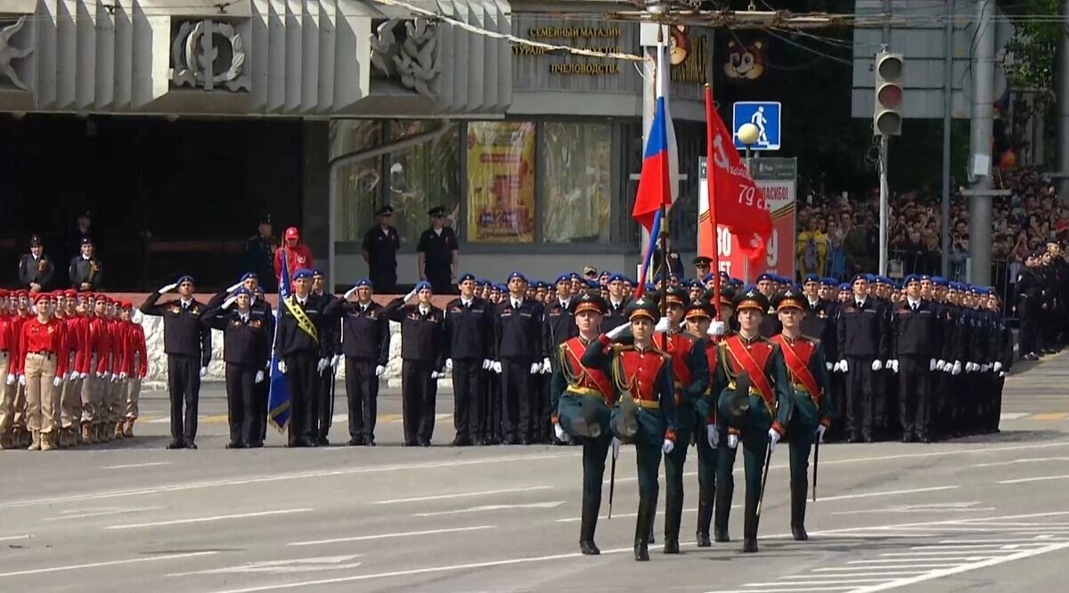     Источник: На Театральной площади начался парад Победы в Ростове-на-Дону