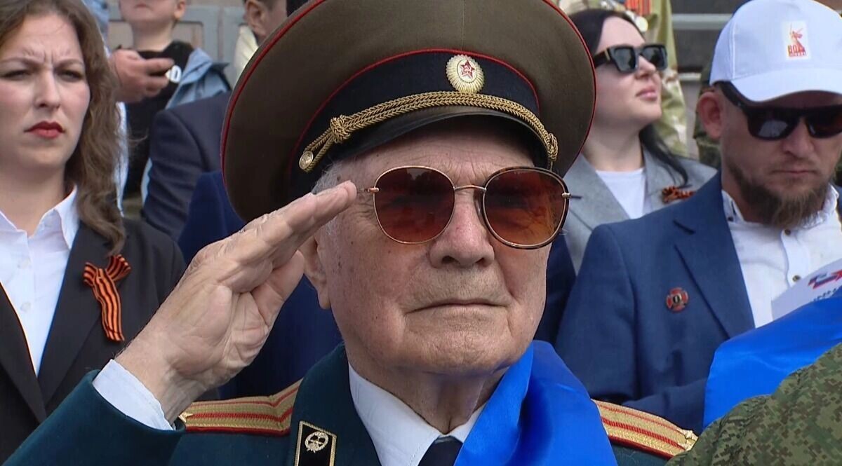     Источник: На Театральной площади начался парад Победы в Ростове-на-Дону