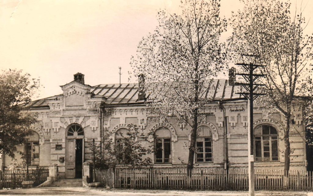    Здание вневедомственной охраны. 1950-е гг. Фото из фондов Тимашевского музея семьи Степановых и Архипа Ларченко Лариса Криволуцкая