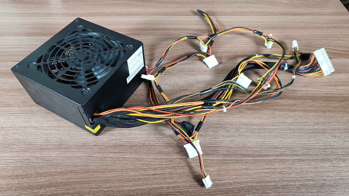 Внешний вид компьютерного блока питания формата ATX.