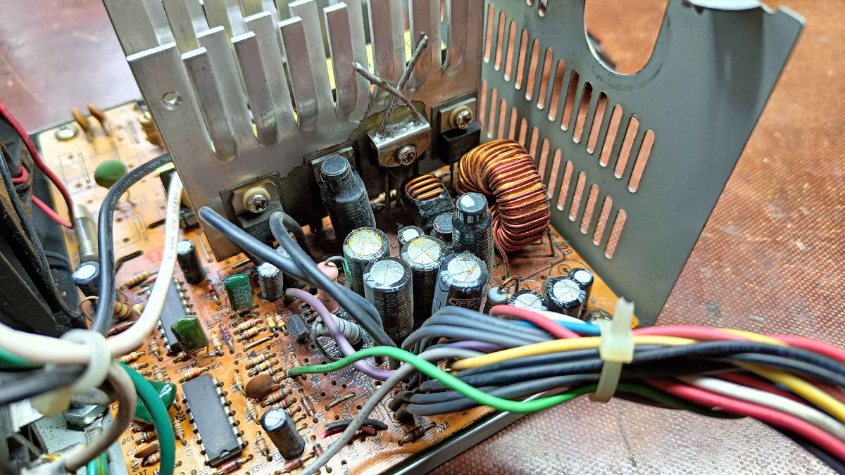 Вздутые электролитические конденсаторы в блоке питания.