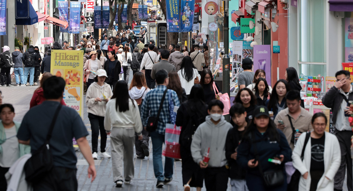 Мёндон в Чун-гу, центральном Сеуле во вторник переполнен пешеходами, поскольку четырехдневные праздничные выходные в Южной Корее подходят к концу (Ренхап)