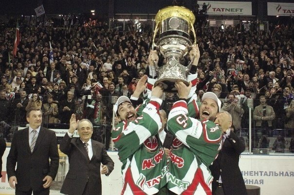 Фото с яндекс.картинки (Д.Зарипов и А.Морозов с Кубком Гагарина)