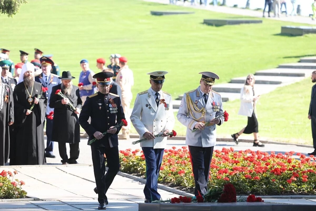    С возложения цветов началось утро 9 мая в Волгограде – видео