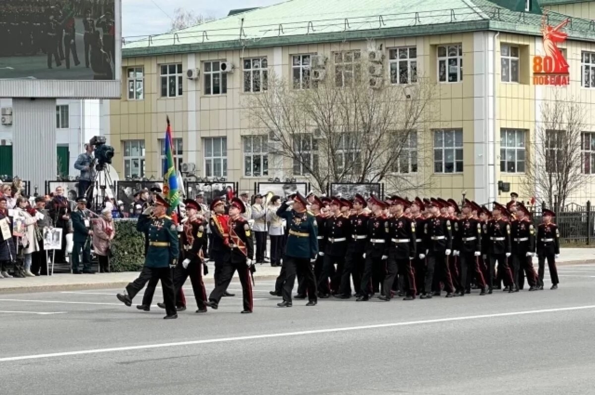    По главной улице города прошли колонны.