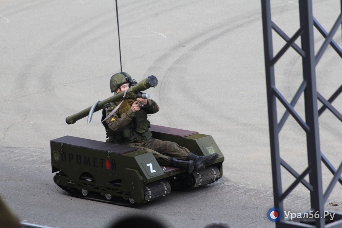    Впервые в Параде Победы в Оренбурге приняли участие беспилотные военные автомобили: обзор техники