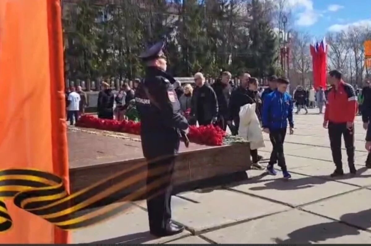    Участники забега возложили цветы к памятникам ВОВ.