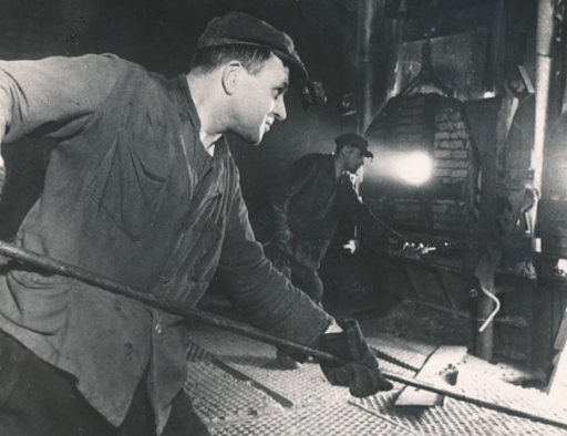 Сталевар А. Г. Звездин с товарищем работают у печи в цехе Люблинского литейно-механического завода. Люблино, 1943 г., Музей Победы / Фотография с официального сайта Центрального выставочного зала «Манеж