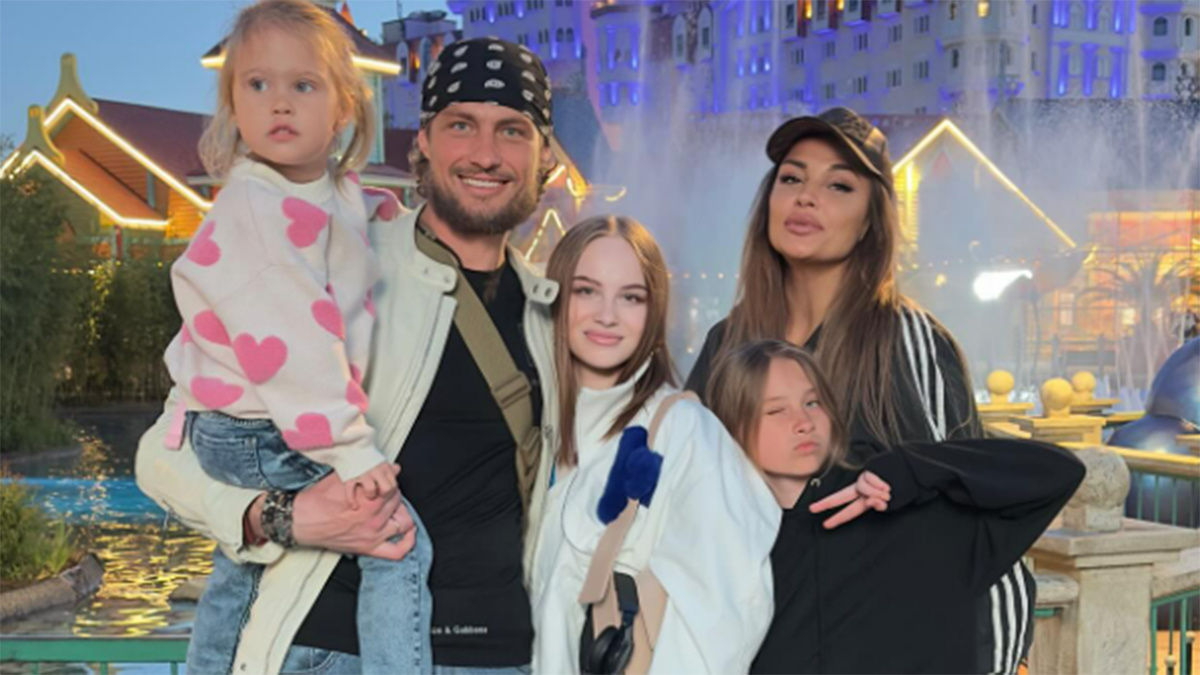 Саша Задойнов с женой Ксенией и тремя дочками от разных женщин. Фото: соцсети Ксении Задойновой