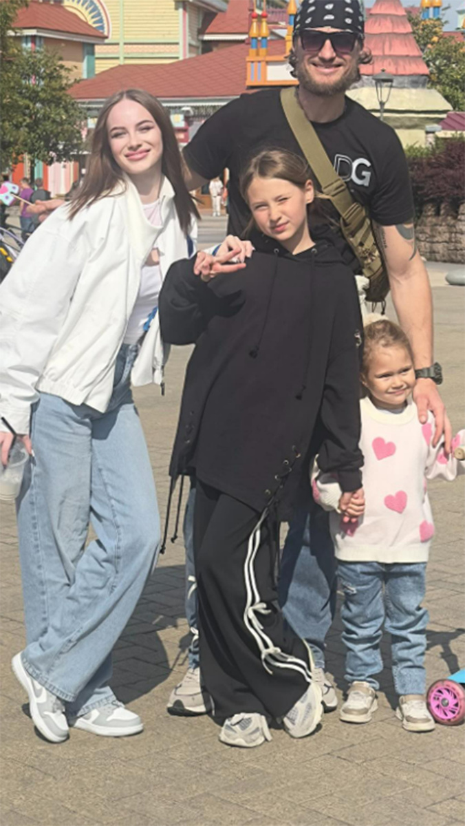 Александр Задойнов и три его дочери. Фото: соцсети Ксении Задойновой