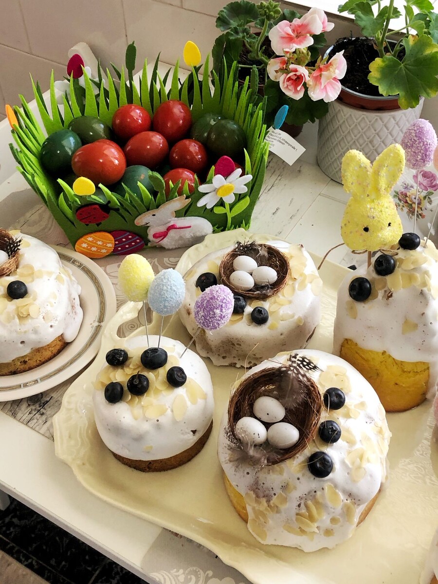 Такую красоту напекла мой подруга Валентина. Куличи раздарили болгарским соседям.