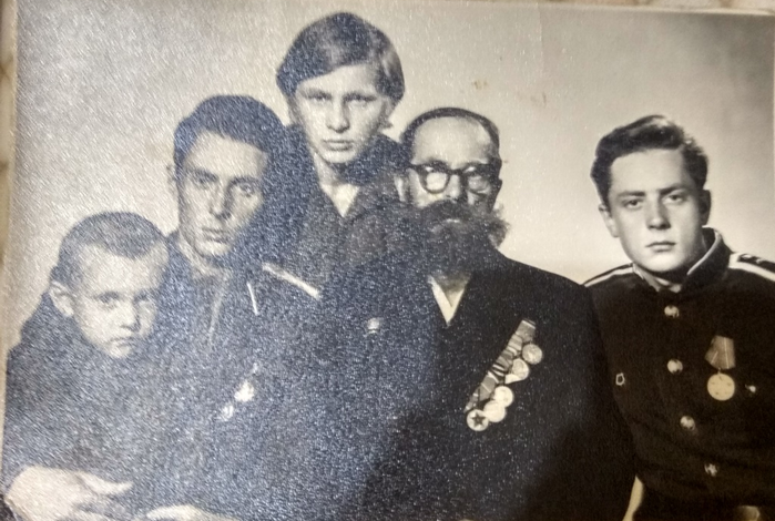 Прадед с сыновьями и внуком