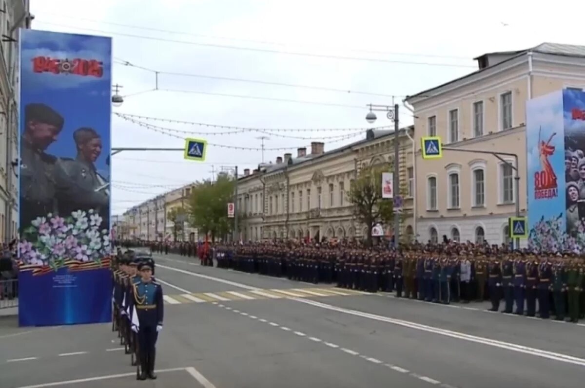    В центре Твери идет парад в честь Дня Победы