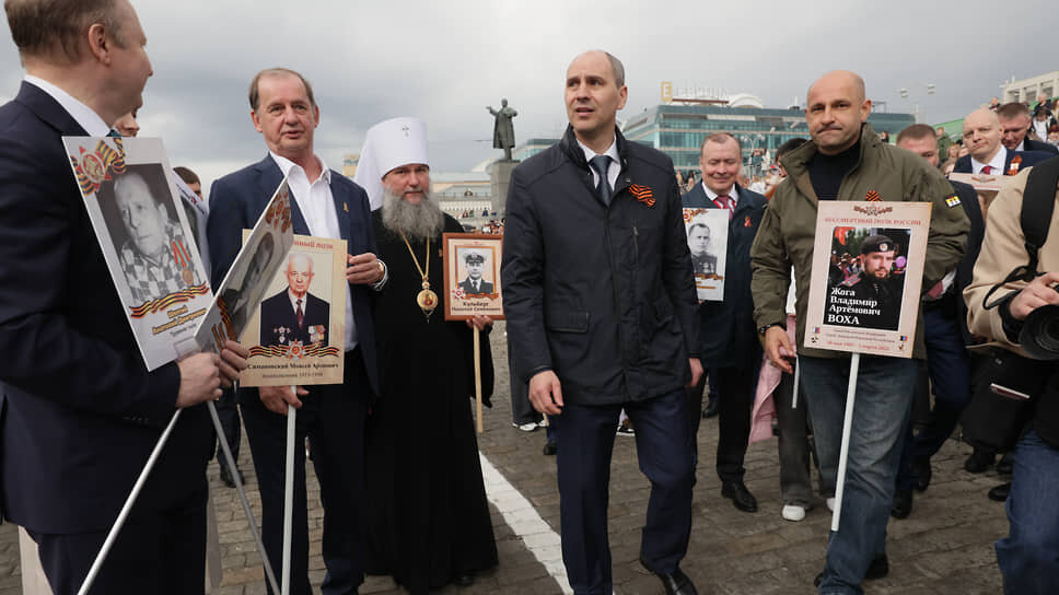 Митрополит Екатеринбургский и Верхотурский Евгений (третий слева), временно исполняющий обязанности губернатора Свердловской области Денис Паслер (в центре), полномочный представитель президента РФ в Уральском федеральном округе Артем Жога (справа) во время акции.📷Фото: Марина Молдавская / Коммерсантъ