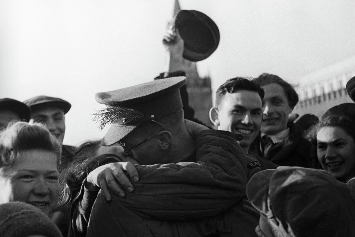 Советские солдаты и офицеры и военные стран-союзниц на Красной площади. Источник: vedomosti.ru (РИА Новости)