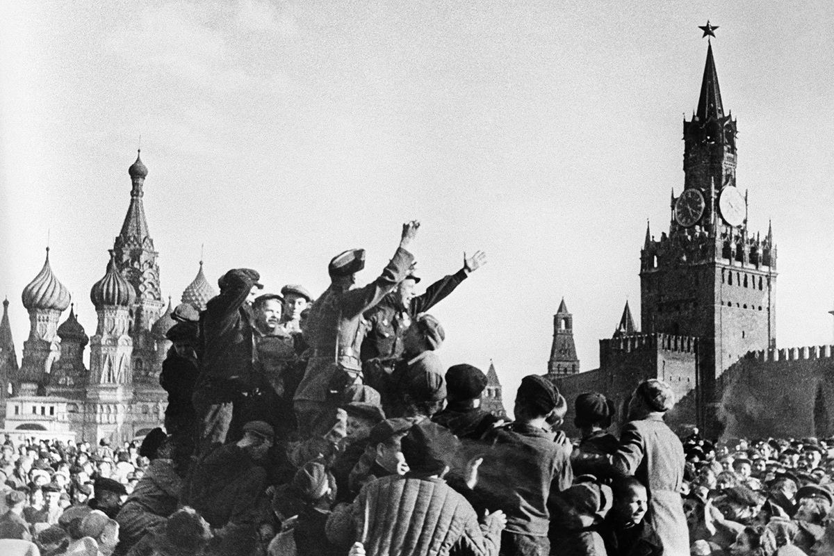 Москвичи по время празднования Дня Победы на Красной площади. Источник: vedomosti.ru (ТАСС)