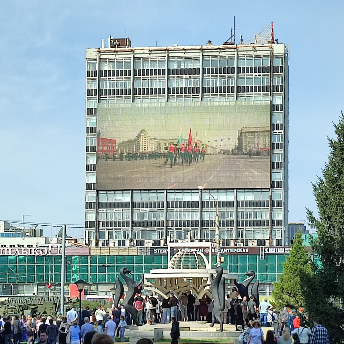 На подходе к Красному проспекту стало понятно, что на большом экране парад можно посмотреть, но пробиться в первые ряды нереально