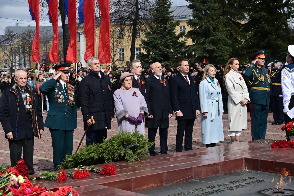    Жители Карелии возложили цветы к военным мемориалам в честь 80-летия Победы. Фото: "Республика" / Лилия Кончакова